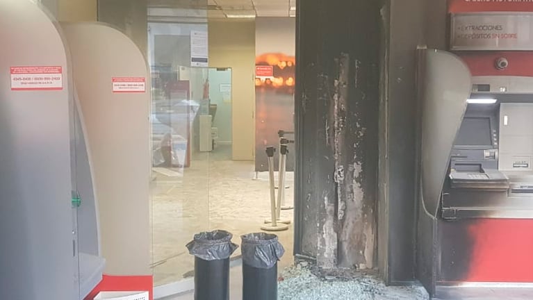 La bomba destruyó una puerta y el cajero de la sucursal del Santander Río.