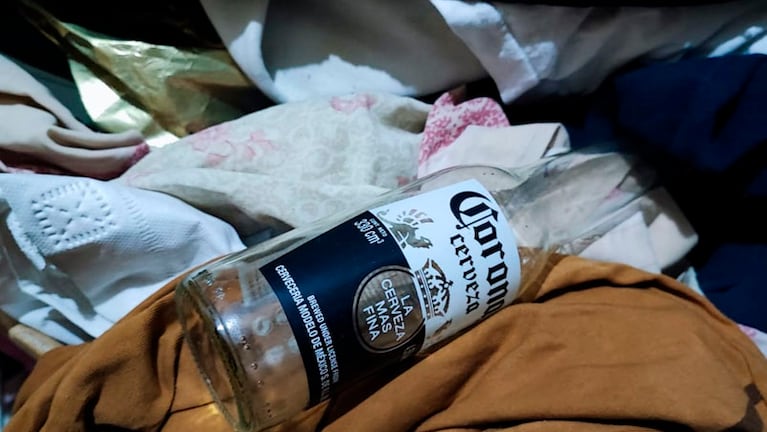 La botella vacía quedó en una de las camas. 