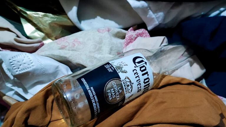 La botella vacía quedó en una de las camas.