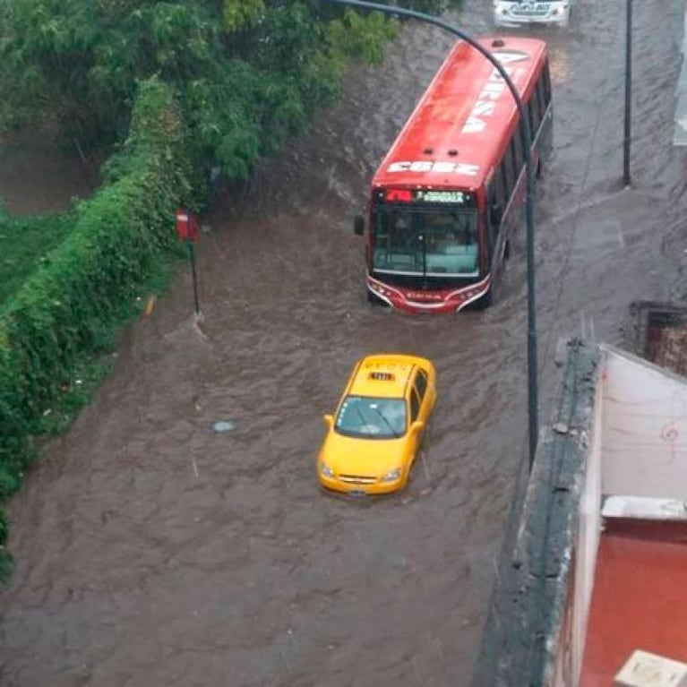 La breve tormenta en Córdoba dejó inundaciones e impactantes imágenes