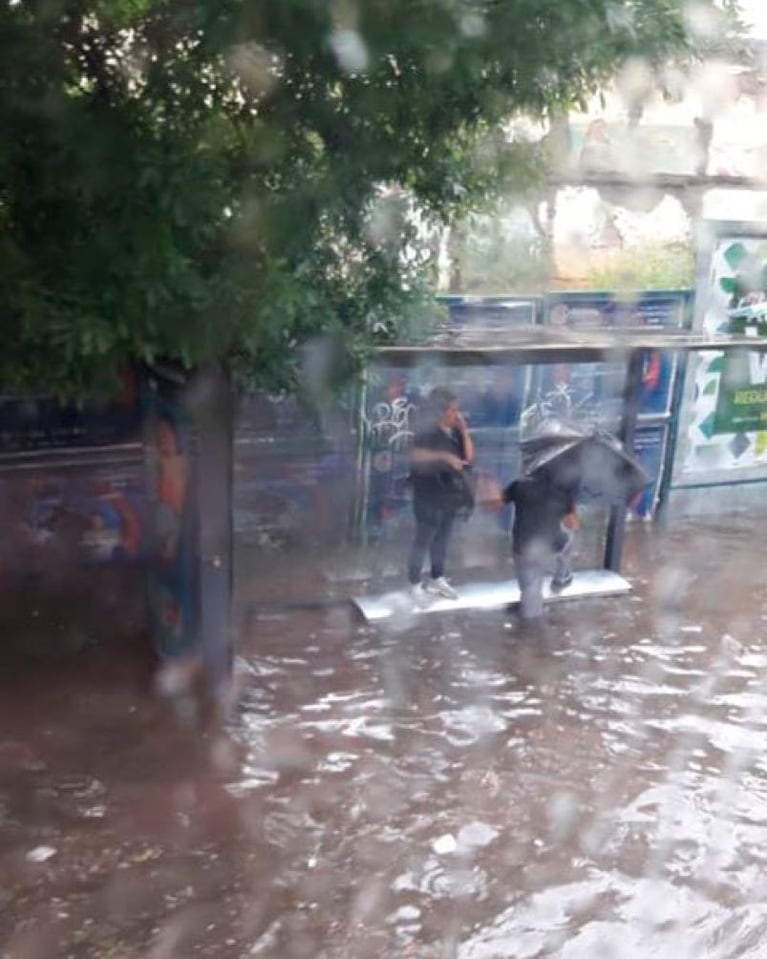 La breve tormenta en Córdoba dejó inundaciones e impactantes imágenes