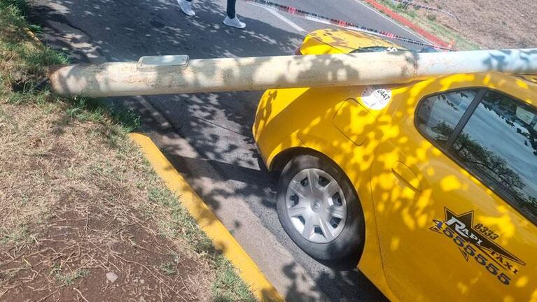 La bronca del taxista por el poste que aplastó su auto el Aeropuerto de Córdoba