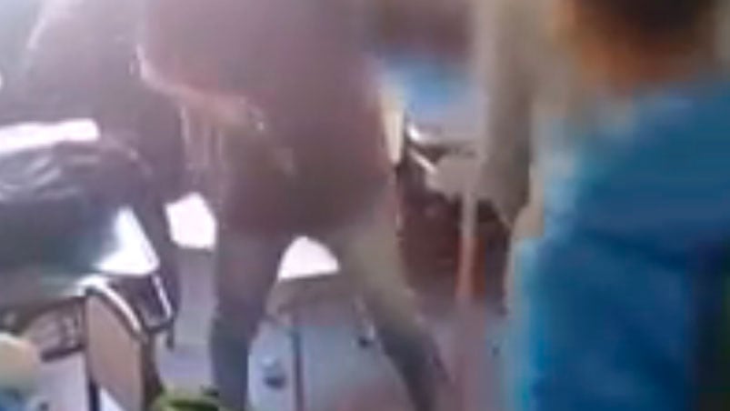 La brutal pelea en la escuela de Pilar terminó con el joven detenido. 