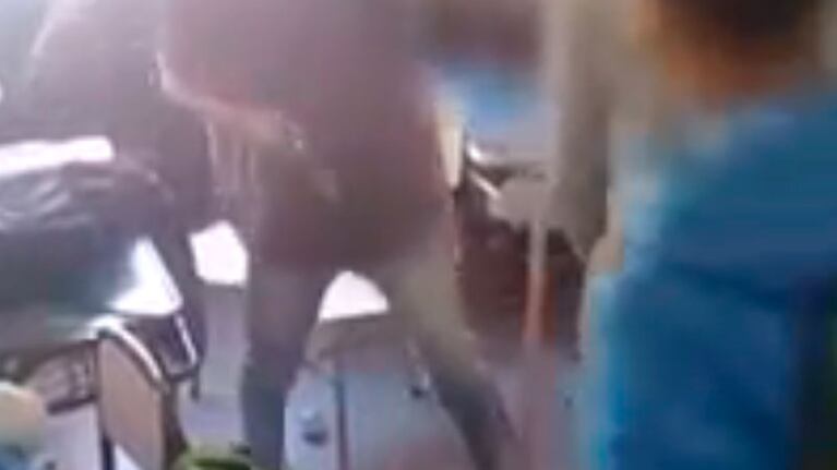 La brutal pelea en la escuela de Pilar terminó con el joven detenido.