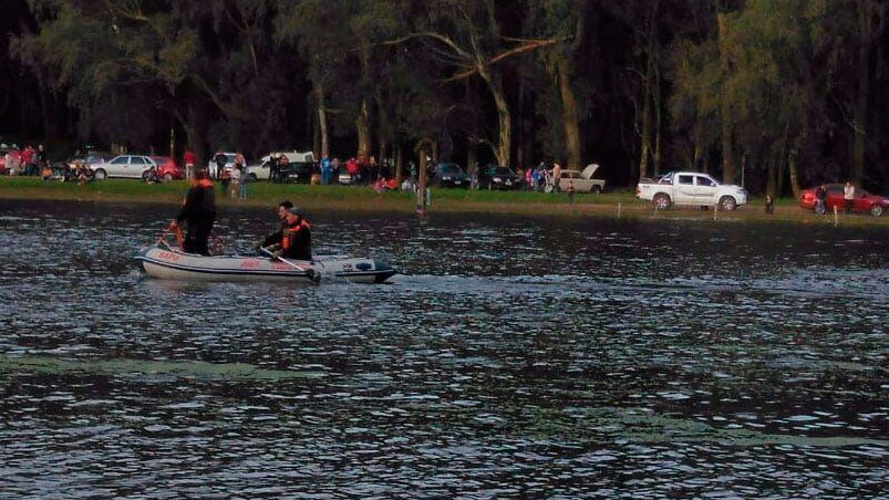 La búsqueda del joven continúa este lunes, en Laguna de los Padres.