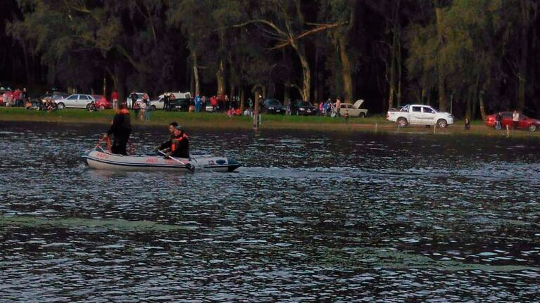 La búsqueda del joven continúa este lunes, en Laguna de los Padres.