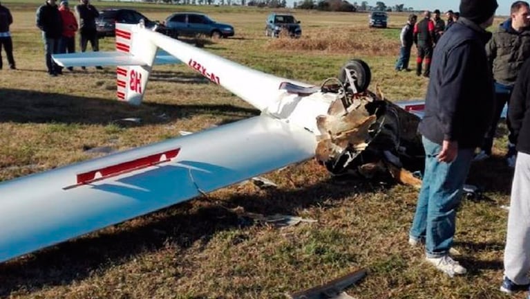 La cabina del aeroplano quedó totalmente destruida y atrapó a la joven piloto.