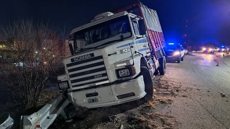 La cabina del camión quedó inclinada en el guardarraíl.