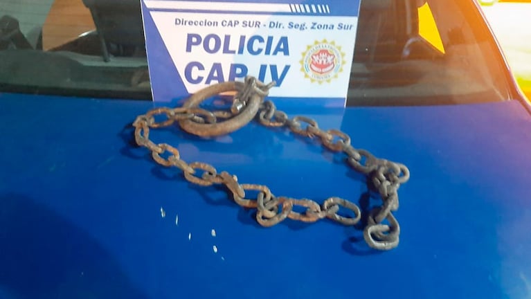 La cadena que utilizaron los violentos para golpear a los policías.
