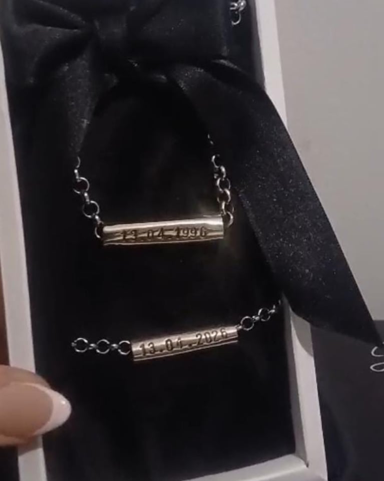 La cadenita y la pulsera con la fecha de debut y de su 30° aniversario.