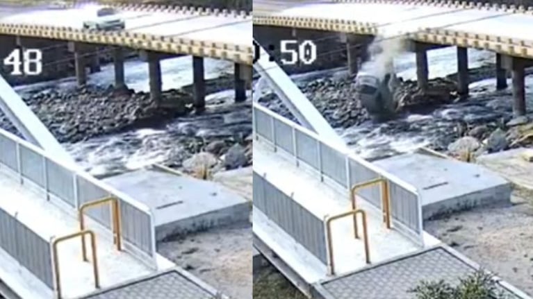 La caída del auto desde el puente al río.