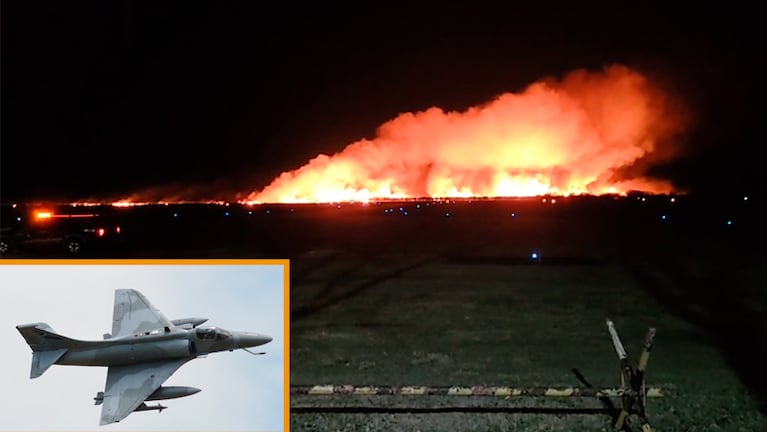 La caída del avión provocó un incendio en la base aérea. Foto: FM Latina - Villa Mercedes.