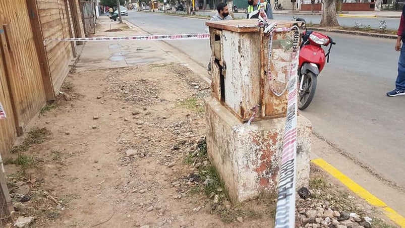 La caja de electricidad explotó y una fase quedó sin energía. 