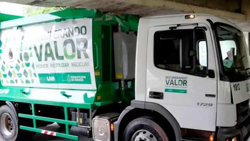 La caja del camión se rompió tras chocar con la parte de abajo del puente.