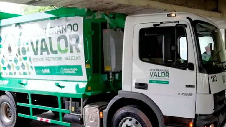 La caja del camión se rompió tras chocar con la parte de abajo del puente.