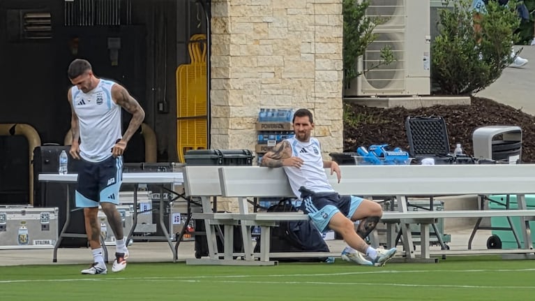 La calma de Messi y De Paul en el último entrenamiento antes de jugar contra Inglaterra. (Foto: El Doce)