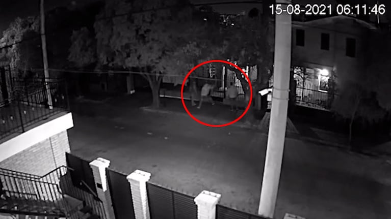 La cámara de seguridad de un vecino registró el allanamiento erróneo. / Foto: El Doce