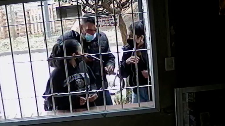 La cámara de seguridad del kiosco grabó el momento del violento asalto.