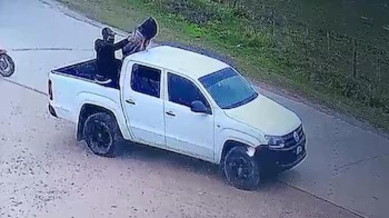 La camioneta blanco que llamó la atención de los policías chaqueños.
