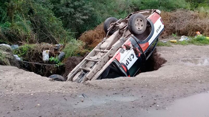 La camioneta cayó a un pozo que se hizo en el camino por las lluvias. 