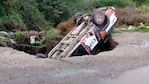 La camioneta cayó a un pozo que se hizo en el camino por las lluvias. 