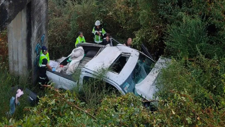 La camioneta cayó debajo de un puente.