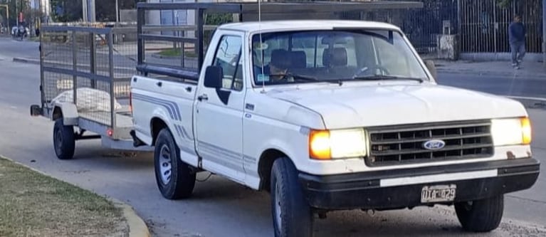 La camioneta con la que hace su trabajo.