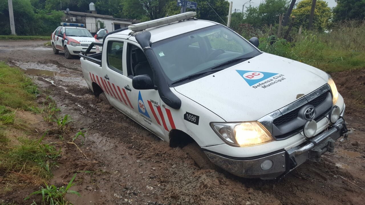 La camioneta de Defensa Civil no pudo rescatar a la ambulancia. Foto: Roxana Martínez.