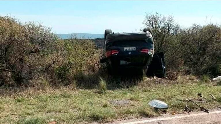 La camioneta de González volcó luego de chocar en las Altas Cumbres.