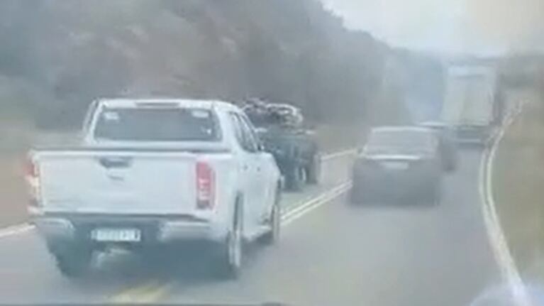 La camioneta del intendente de Cura Brochero se adelantó en doble línea amarilla.