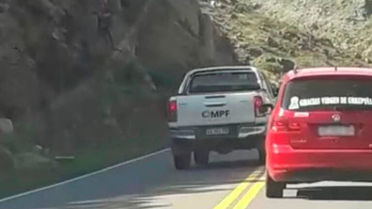 La camioneta del MPF hizo caso omiso a la doble línea amarilla.
