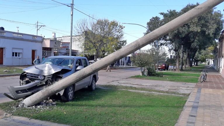 La camioneta derrumbó la columna de cemento. / Fotos: Puntal