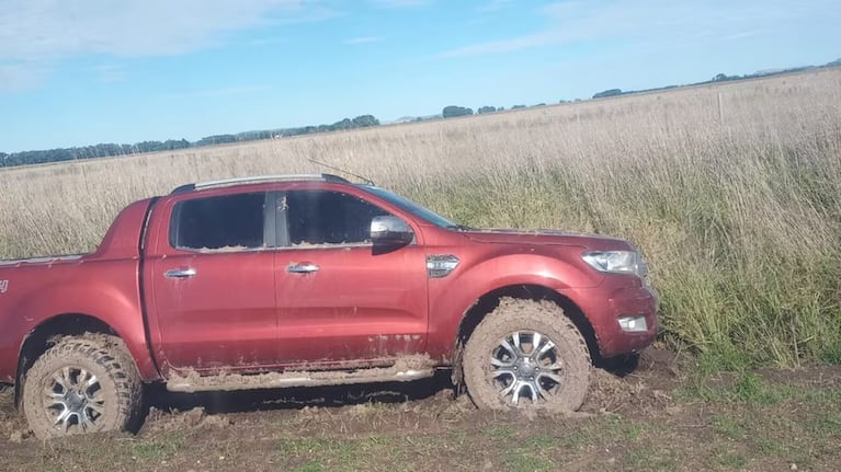 La camioneta en la que llevaba secuestrada a su ex quedó empantanada. Imagen: Infobae.