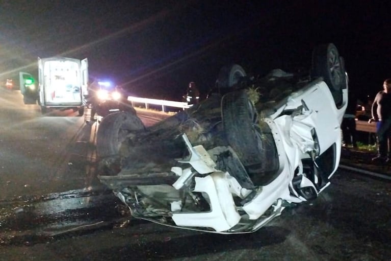 La camioneta en la que viajaban los jóvenes quedó destruida. (Foto: Facebook FM Líder 103.5 mhz)