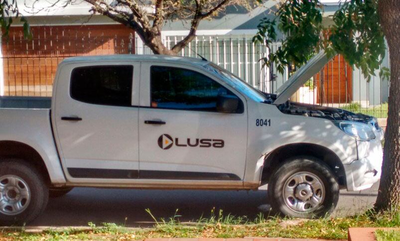 La camioneta en la sombra, el capó levantado y el empleado durmiendo la siesta adentro.