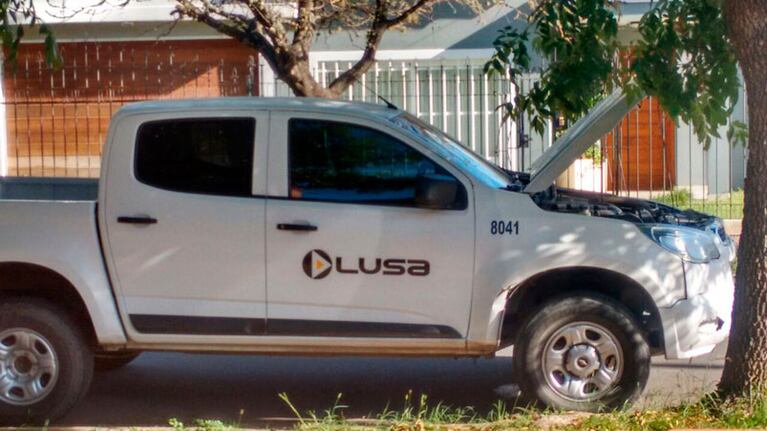 La camioneta en la sombra, el capó levantado y el empleado durmiendo la siesta adentro.