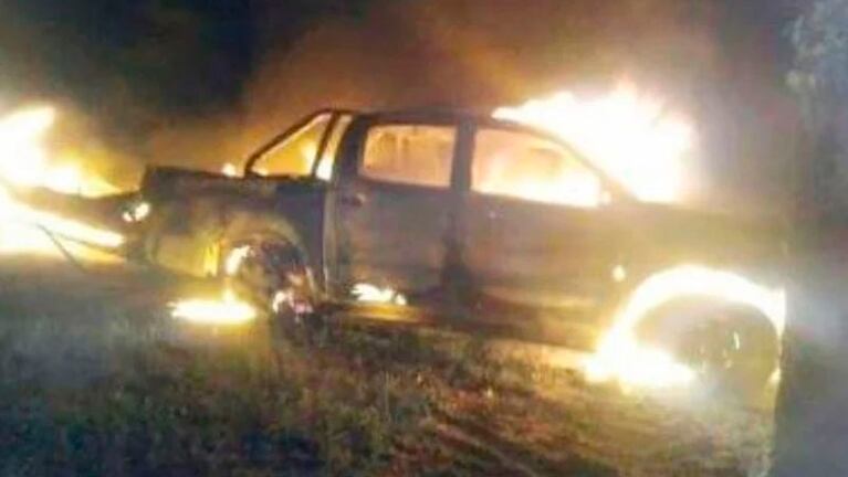 La camioneta en llamas en un campo de San Luis. 