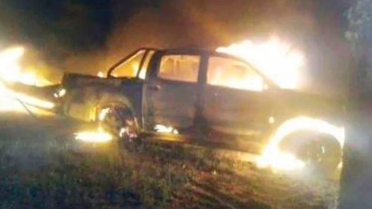 La camioneta en llamas en un campo de San Luis.