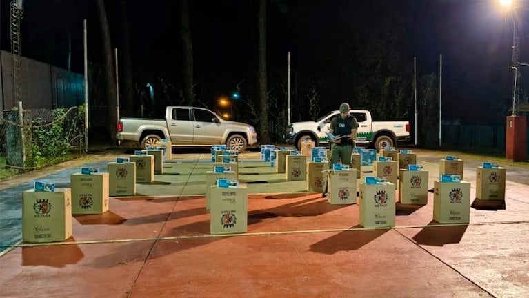 La camioneta estaba cargada con cigarrillos de contrabando.