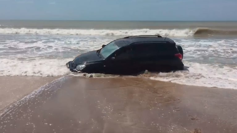 La camioneta estuvo más de cuatro horas atascada en la playa.