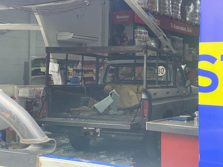 La camioneta F100 se incrustó en un supermercado mayorista.