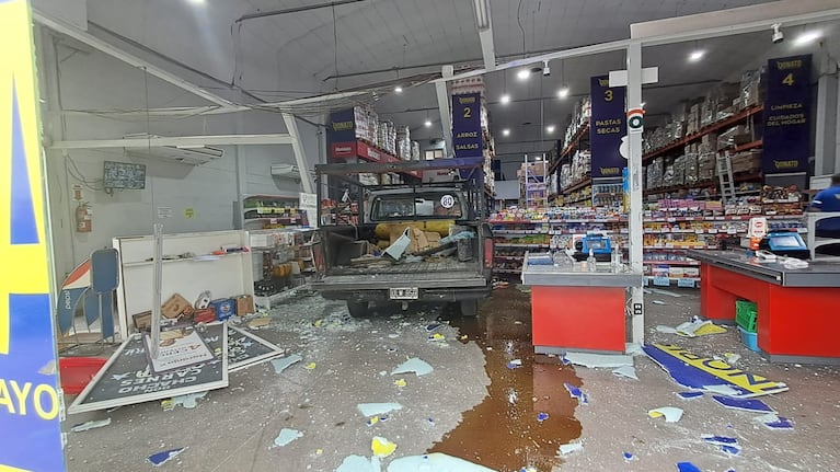 La camioneta F100 se incrustó en un supermercado mayorista.