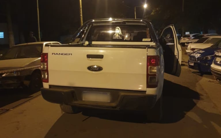 La camioneta fue abandonada en un barrio cercano a donde ocurrió el accidente.