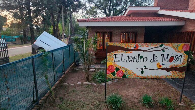 La camioneta impactó contra un jardín de infantes en barrio Jardín Espinosa. Foto: Francisco Arias/El Doce.