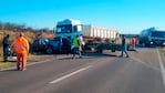 La camioneta impactó de frente contra el camión.