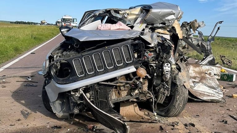 La camioneta impactó desde atrás contra el camión.