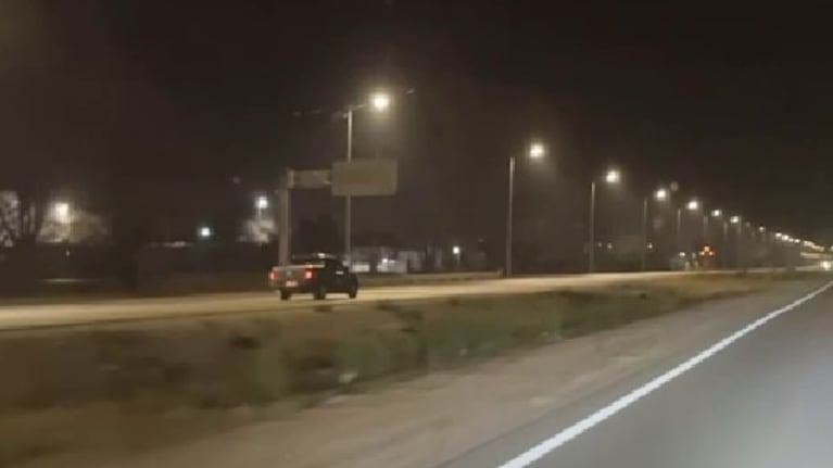 La camioneta le pasó muy cerca a un auto que venía correctamente.