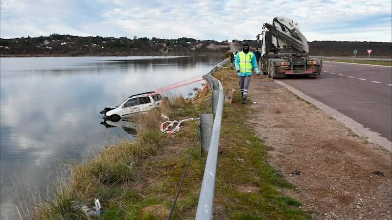 La camioneta pasó de largo en el cruce y cayó a la pileta. Foto: El Diario de La Pampa.