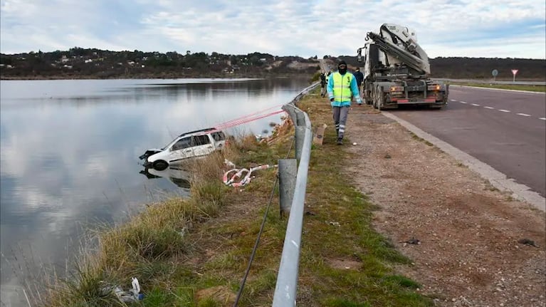 La camioneta pasó de largo en el cruce y cayó a la pileta. Foto: El Diario de La Pampa.