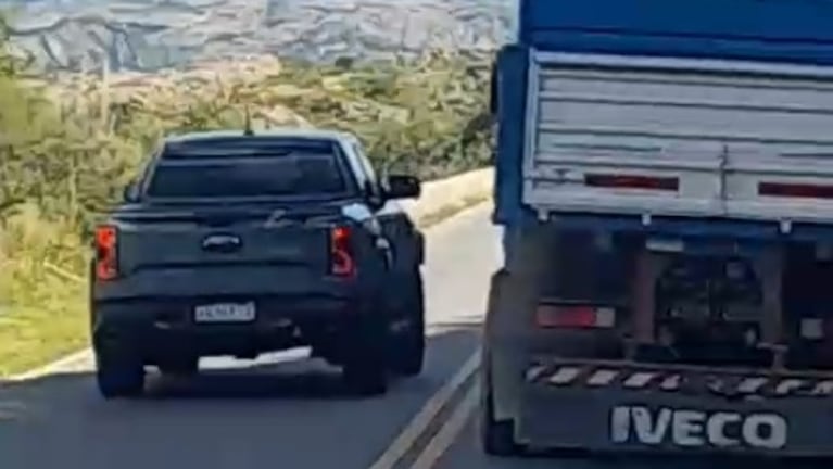 La camioneta pasó en doble línea amarilla en el Camino de las Altas Cumbres.